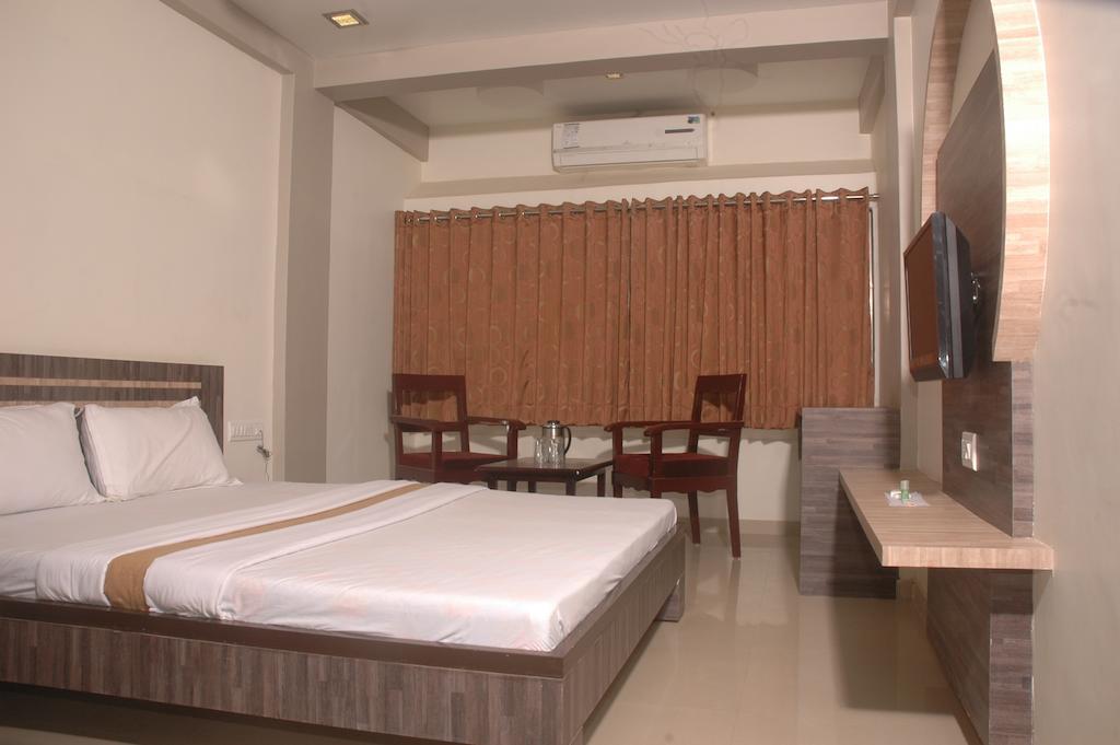 Hotel Sapphire Junagadh Oda fotoğraf