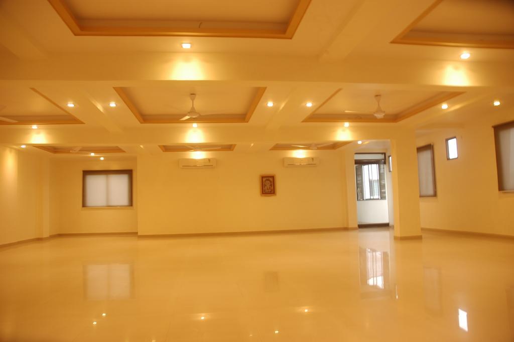 Hotel Sapphire Junagadh Dış mekan fotoğraf