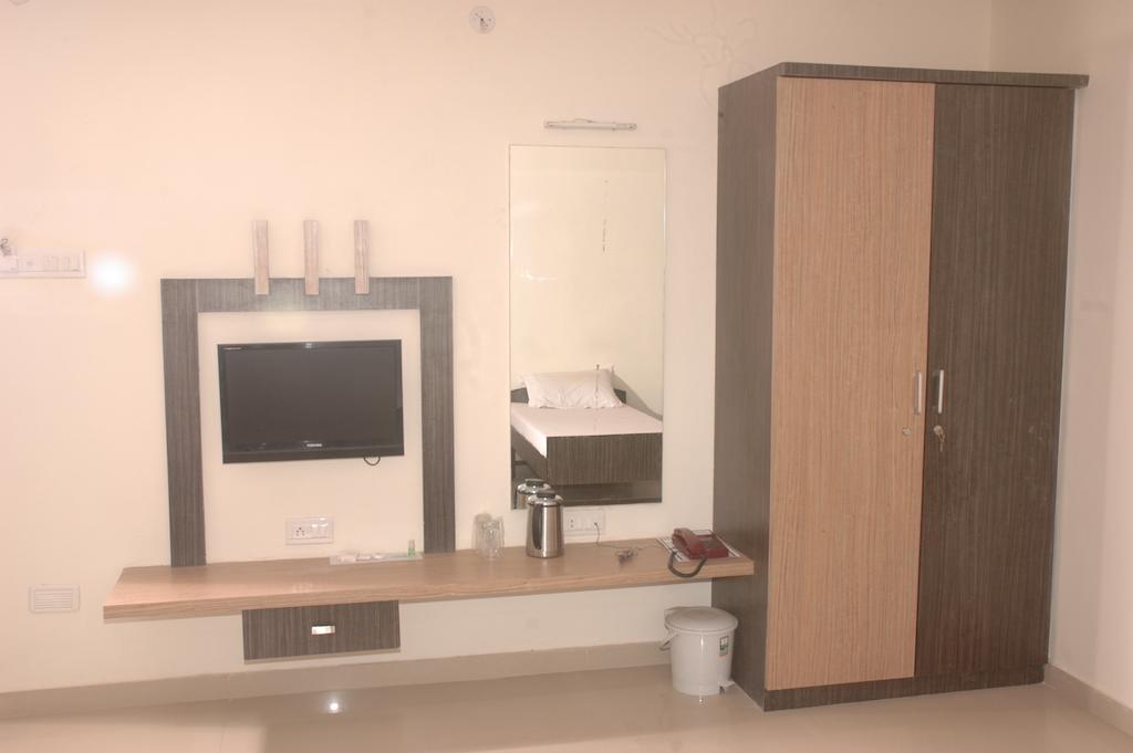 Hotel Sapphire Junagadh Oda fotoğraf
