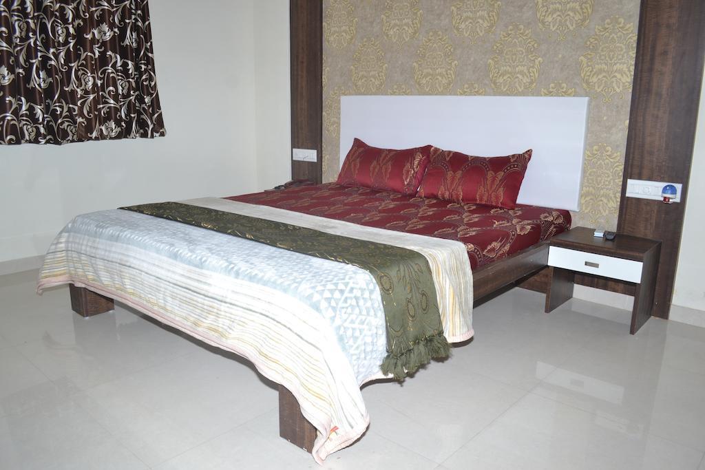 Hotel Sapphire Junagadh Dış mekan fotoğraf