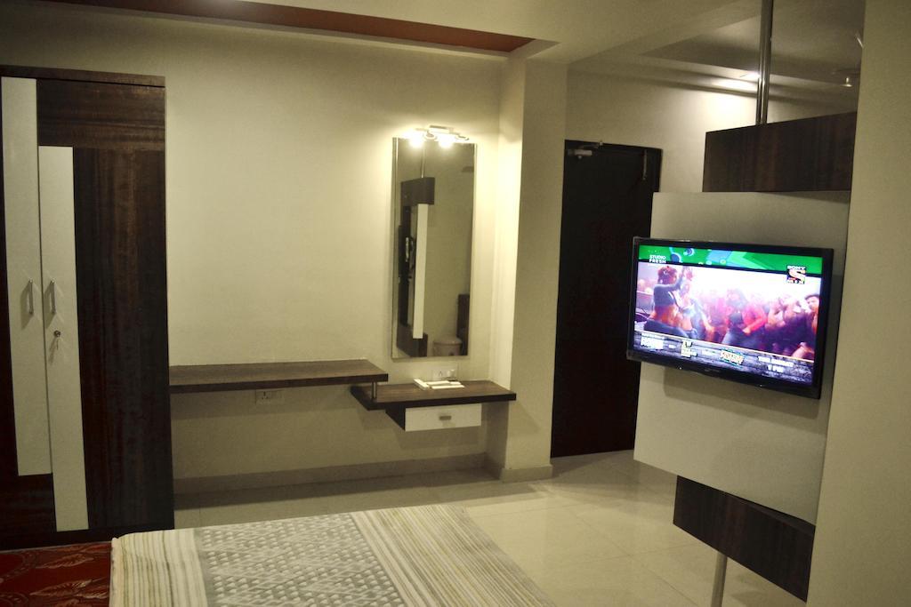 Hotel Sapphire Junagadh Dış mekan fotoğraf