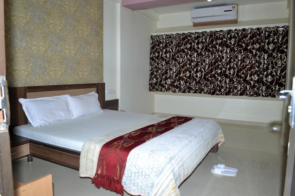 Hotel Sapphire Junagadh Dış mekan fotoğraf