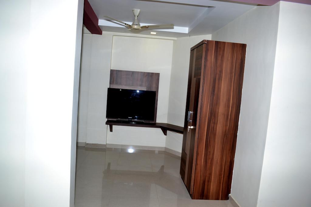 Hotel Sapphire Junagadh Dış mekan fotoğraf