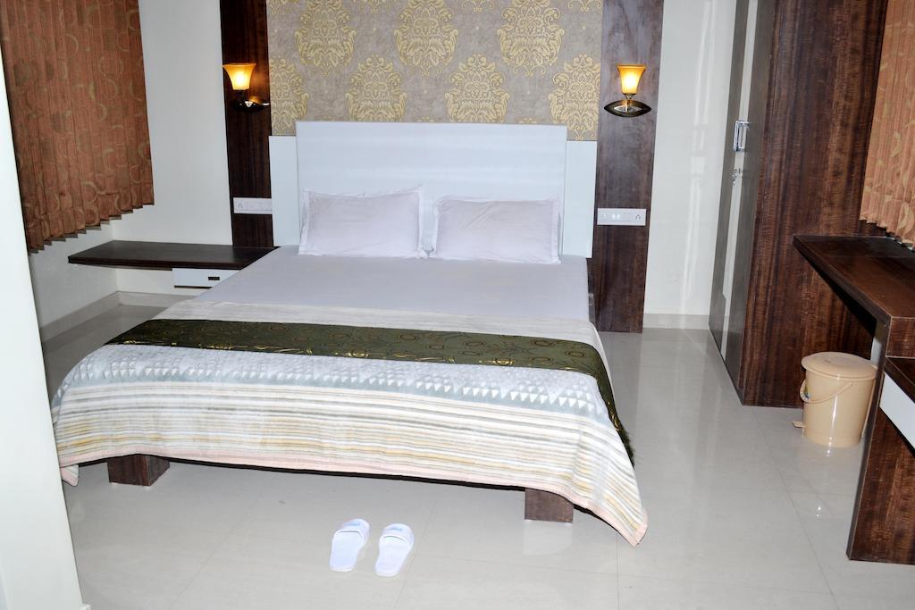 Hotel Sapphire Junagadh Dış mekan fotoğraf