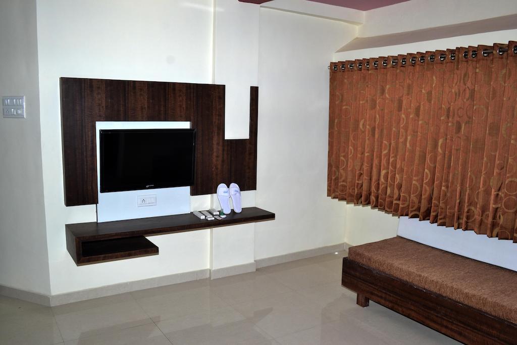 Hotel Sapphire Junagadh Dış mekan fotoğraf