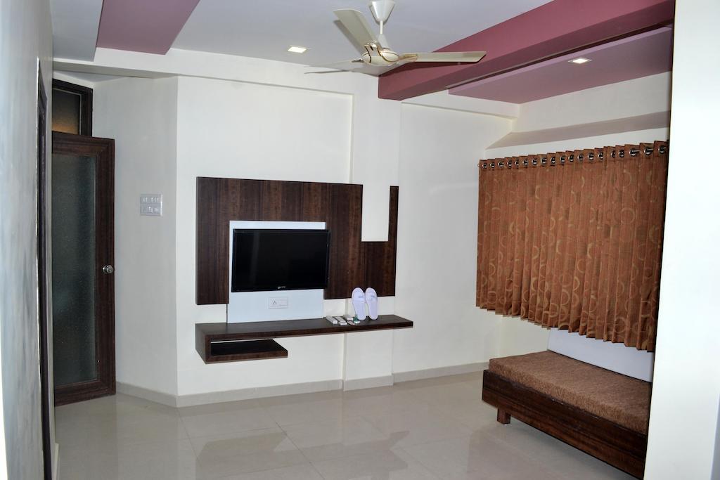 Hotel Sapphire Junagadh Dış mekan fotoğraf