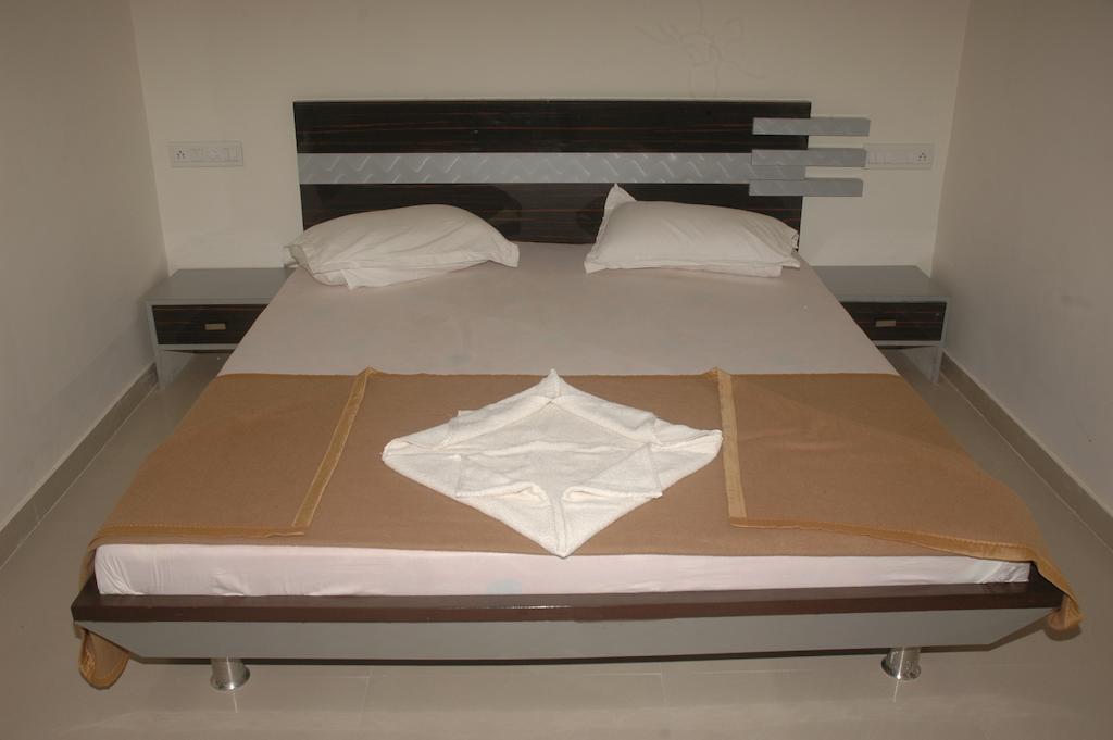 Hotel Sapphire Junagadh Oda fotoğraf