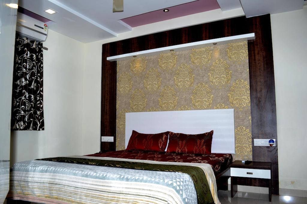 Hotel Sapphire Junagadh Dış mekan fotoğraf