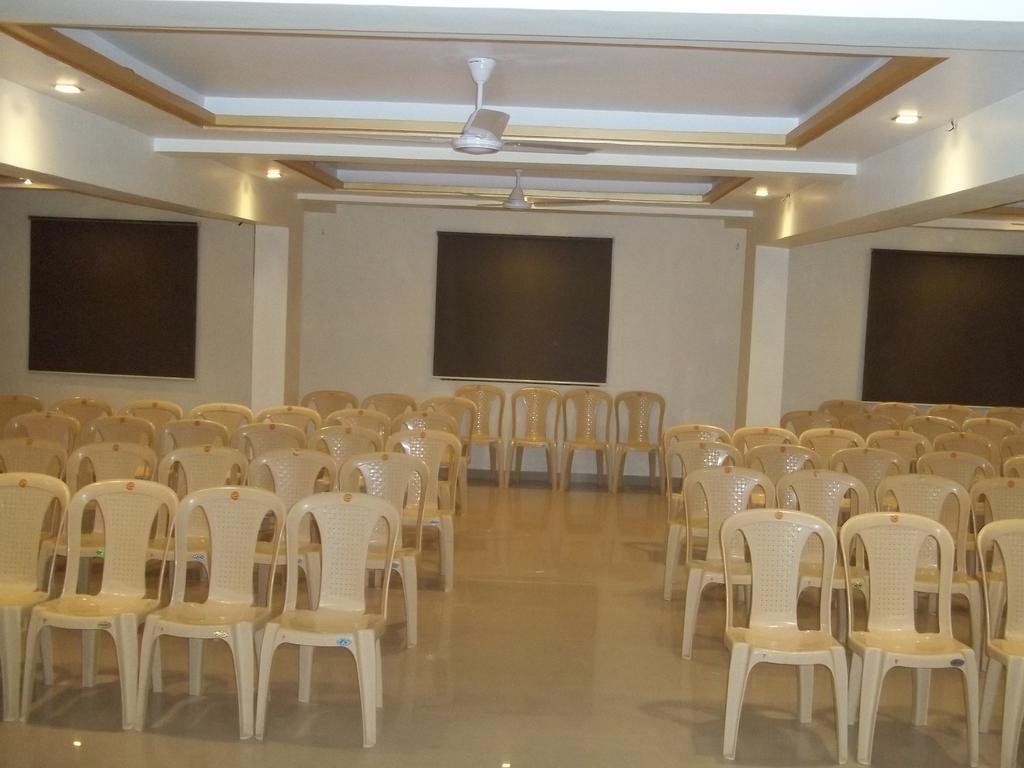 Hotel Sapphire Junagadh Dış mekan fotoğraf