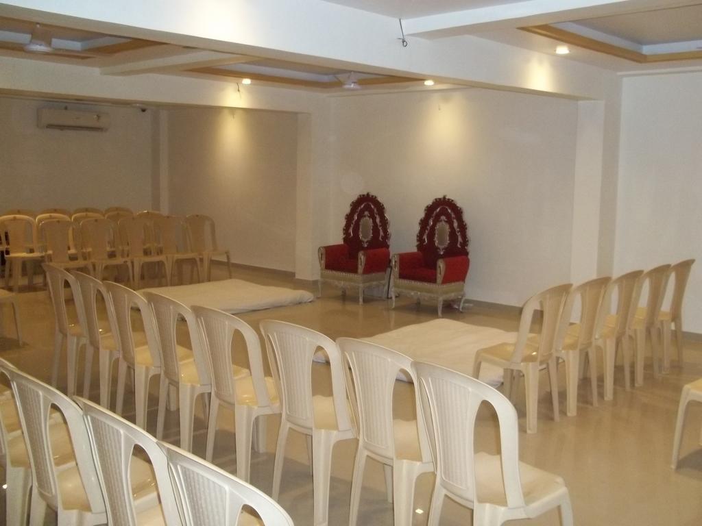 Hotel Sapphire Junagadh Dış mekan fotoğraf