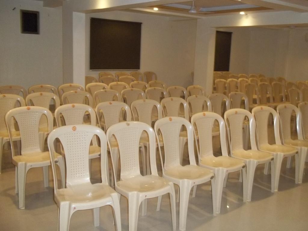 Hotel Sapphire Junagadh Dış mekan fotoğraf