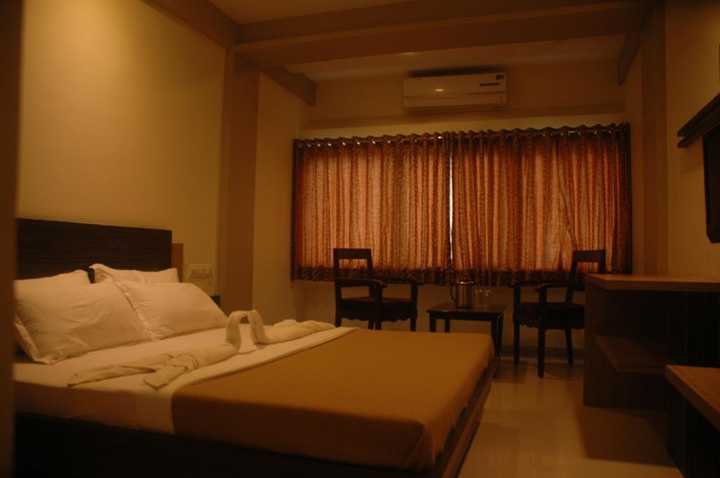 Hotel Sapphire Junagadh Dış mekan fotoğraf
