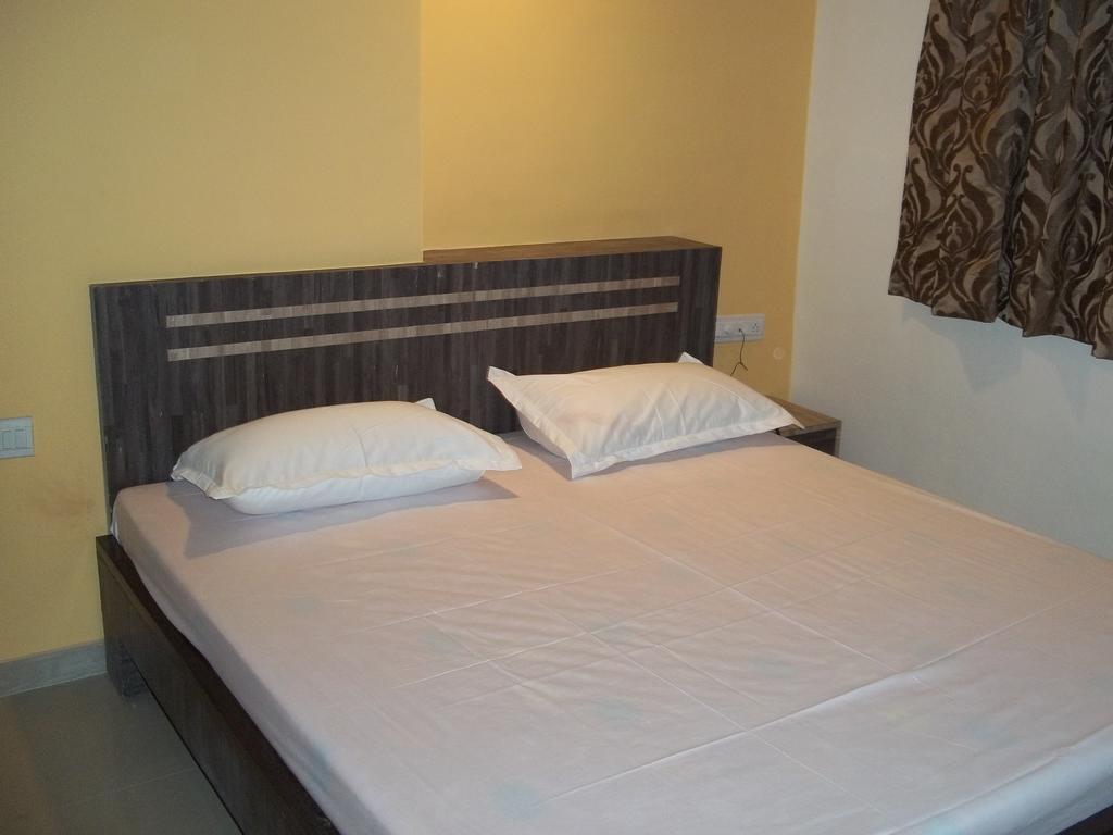 Hotel Sapphire Junagadh Dış mekan fotoğraf