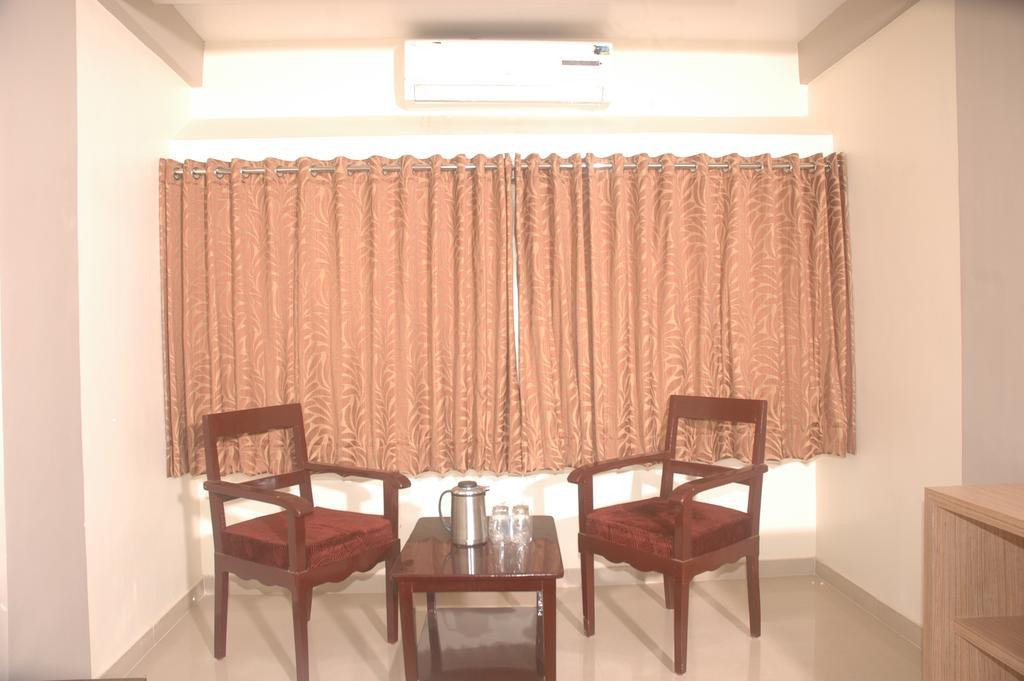 Hotel Sapphire Junagadh Dış mekan fotoğraf