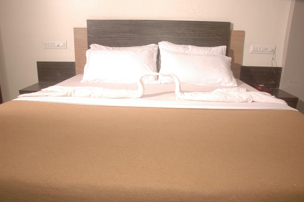 Hotel Sapphire Junagadh Dış mekan fotoğraf