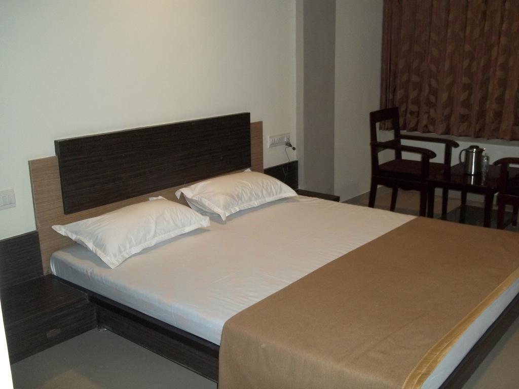 Hotel Sapphire Junagadh Dış mekan fotoğraf