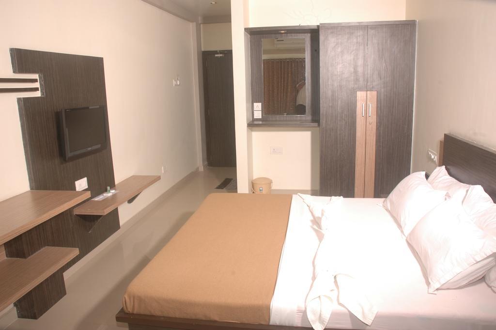 Hotel Sapphire Junagadh Dış mekan fotoğraf