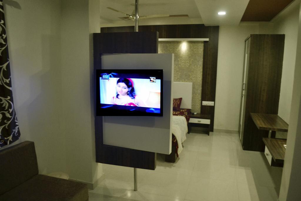 Hotel Sapphire Junagadh Dış mekan fotoğraf