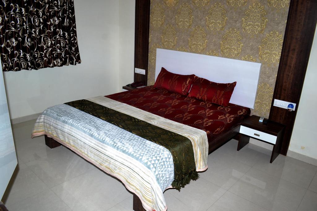 Hotel Sapphire Junagadh Dış mekan fotoğraf