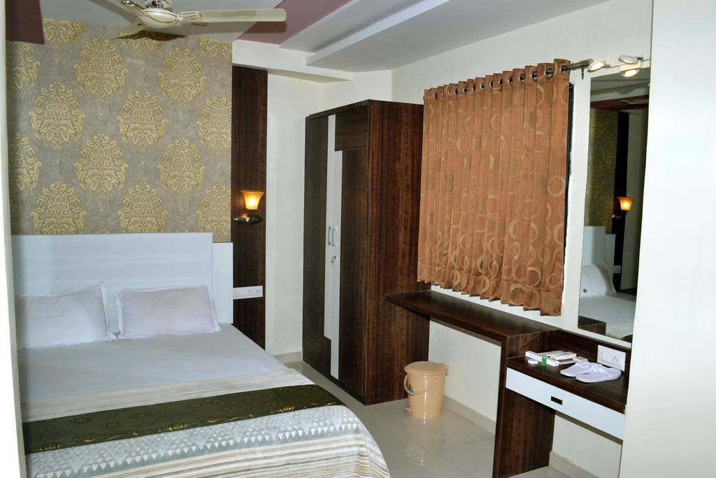 Hotel Sapphire Junagadh Dış mekan fotoğraf