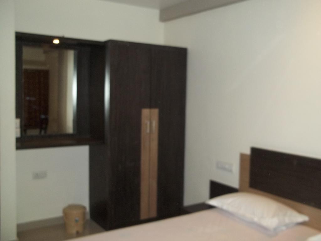 Hotel Sapphire Junagadh Dış mekan fotoğraf