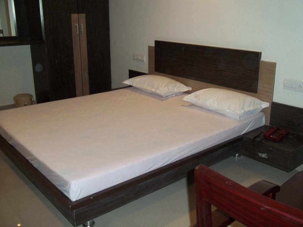 Hotel Sapphire Junagadh Dış mekan fotoğraf