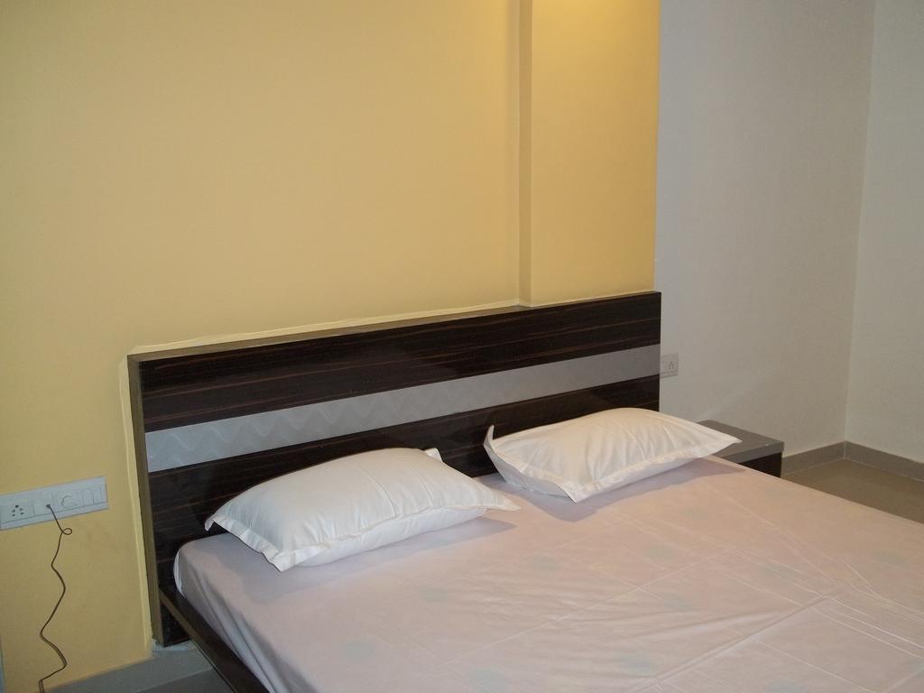 Hotel Sapphire Junagadh Dış mekan fotoğraf