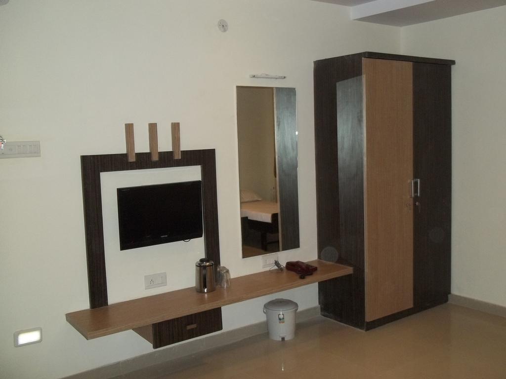 Hotel Sapphire Junagadh Dış mekan fotoğraf