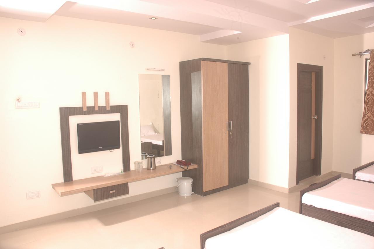 Hotel Sapphire Junagadh Dış mekan fotoğraf